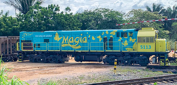 Tren con un aviso que dice magia.